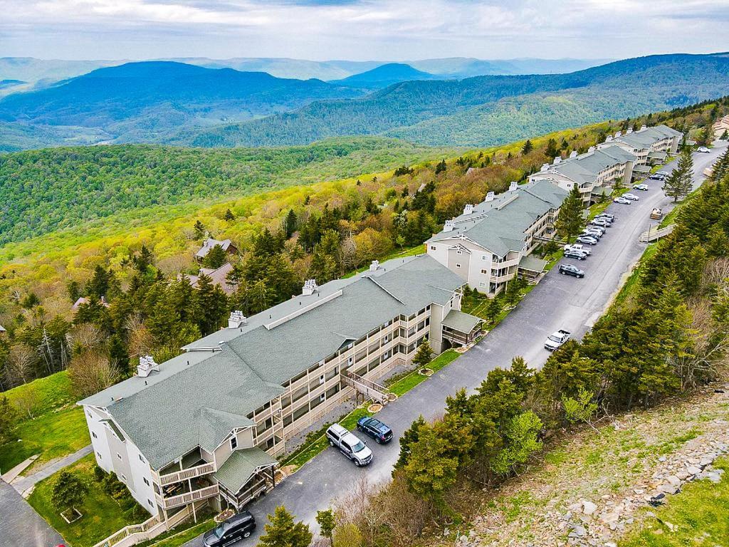 Remodeled Summit Condo At Snowshoe - Modern & Cozy エクステリア 写真