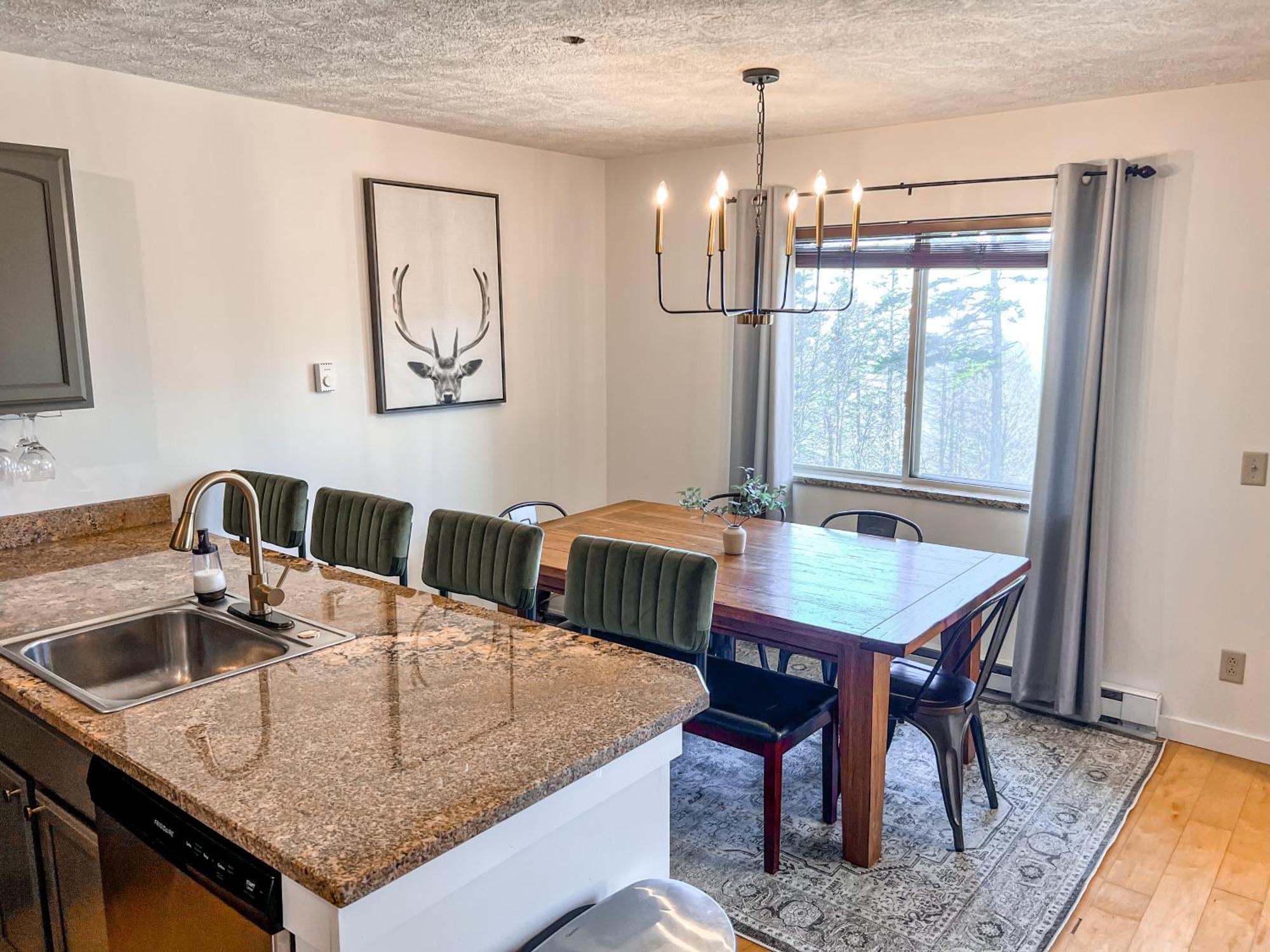 Remodeled Summit Condo At Snowshoe - Modern & Cozy エクステリア 写真