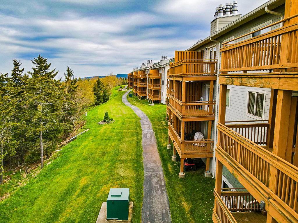 Remodeled Summit Condo At Snowshoe - Modern & Cozy エクステリア 写真