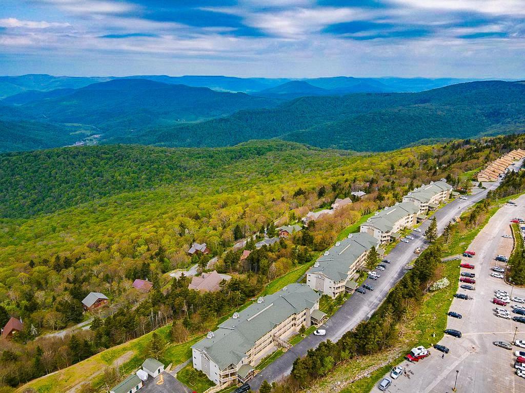 Remodeled Summit Condo At Snowshoe - Modern & Cozy エクステリア 写真